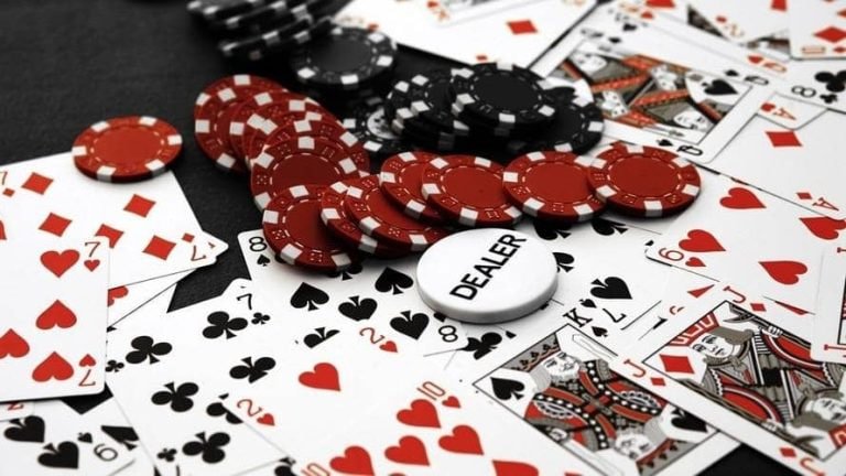 betwa6 တိုက်ရိုက်ကာစီနို Dragon Tiger နှင့် Roulette ကစားနေသည့် မြင်ကွင်း